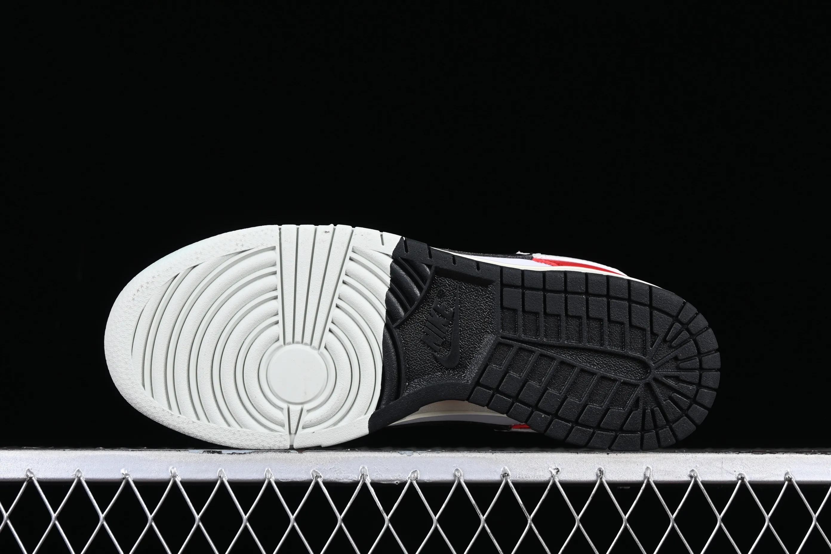 All Categories Nk SB Dunk Series Nk SB Dunk Low Low-top sneakers Cost-effective version Nk Dunk Low "Chicago Split" Chicago color matching SB low-top sports and leisure sneakers DZ2536-600